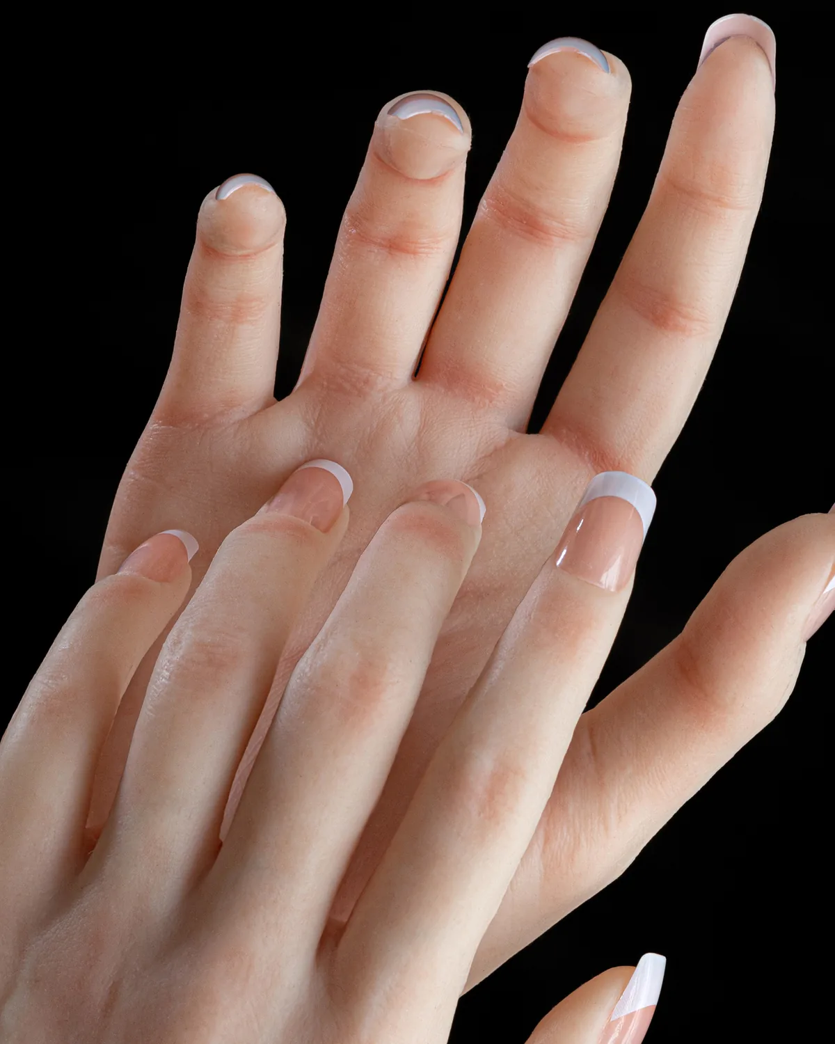 Dettaglio delle mani AIBEI Luxe con finiture delle dita e delle unghie
