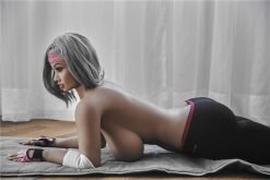 Olympia - Bambola realistica fitness ultra realistica con capelli grigi - immagine 3